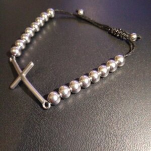 Pulsera con cuentas y cruz