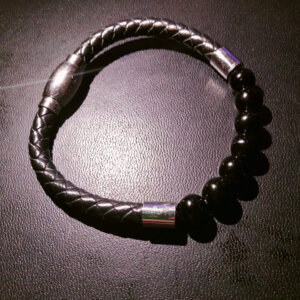 Pulsera de piel negra y acero