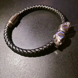 Pulsera negra con calaveras