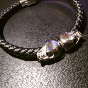 Pulsera negra con calaveras