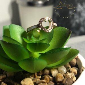 Anillo de corazón piedras