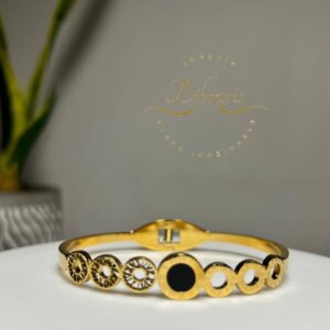 Brazalete con círculo negro